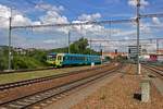 845 201 von Arriva wird von einem verspteten EuroCity nach Berlin berholt und fhrt deshalb auf dem nrdlichsten Bahnsteiggleis des Bahnhofes Holeovice ein.