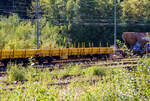 Vierachsiger Drehgestellflachwagen mit klappbaren Seitenborden und Rungen, der Hering Bahnbau GmbH (Burbach), 80 80 394 8 005-4 D-HGUI (ex 60 80 092 3 511-0, ex 33 52 393 7 563-7 D-DB), Gattung Res, als Schutzwagen zum GOTTWALD Gleisbauschienenkran GS 40.08 T, abgestellt am 26 August 2025 im Rbf Betzdorf/Sieg.

TECHNISCHE DATEN: 
Spurweite: 1.435 mm
Länge über Puffer: 19.900 mm
Drehzapfenabstand: 14.860 mm
Achsabstand im Drehgestell: 1.800 mm
Länge der Ladefläche: 18.660 mm 
Ladefläche: 50,5 m
Höchstgeschwindigkeit: beladen 100 km/h / leer 120 km/h
Eigengewicht: 22.600 kg
Maximale Ladegewicht: 57,4 t (ab Streckenklasse C)
Kleinster bef. Gleisbogenradius: 75 m
Bremse: KE-GP
