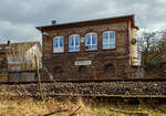 Das 1901 gebaute mechanische Weichenwärter Stellwerk Herdorf Ost (Ho), an der Bahnstrecke Betzdorf - Haiger (KBS 462, auch als Hellertalbahn bezeichnet), hier am 15.02.2022.