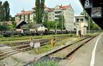 Rungen-Spezialwagen 33 RIV 80 D-JH 3993 122-9 RS und weitere des Typs in Lindau-Insel und altem Stellwerk am 12.08.2023.