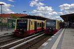 Am 11.08.2024 begegnen sich im Bahnhof Baumschulenweg zwei Zge der Baureihe 484 auf der Linie S46: 484 015 (links) fhrt in Richtung Tempelhof, whrend 484 062 in Richtung Grnau unterwegs ist.