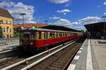 Bei bestem Wetter verlsst der Sonderzug der Berliner S-Bahn am 11.08.24 Baumschulenweg.