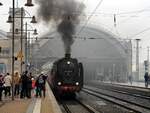 01 2118-6 Ausfahrt mit Sonderzug aus Dresden Hbf am 16.04.2016.