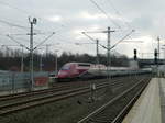 Thalys mit Triebkopf 4305 beim Halt in D�sseldorf Flughafen, 28.12.16
