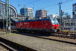 Die DSB EB 3001 (91 86 0003 201-8 DK-DSB) eine SIEMENS Vectron AC ist am 21 April 2026 im Hauptbahnhof Hamburg abgestellt. 

Die Vectron AC wurde 2020 von Siemens Mobilitiy in München-Allach unter der Fabriknummer 22790 gebaut und an die DSD - Danske Statsbaner (Dänische Staatsbahnen) geliefert. Die Wechselstromlok wurde in der Variante Vectron AC B37 ausgeführt. So ist die Vectron mit einer Leistung 6.400 kW unter 15 kV 16,7 Hz und AC 25 kV 50 Hz Wechselstrom für eine Höchstgeschwindigkeit von 200 km/h konzipiert und hat die Zulassungen für Dänemark und Deutschland. Seit 2023 werden die Lokomotiven mit deutschen IC-Wagen als EuroCity auf der Verbindung Kopenhagen–Hamburg eingesetzt. Zugsicherungssysteme sind ETCS mit STM-DK und LZB/PZB. 

Die DSB hat zurzeit 42 SIEMENS Vectron (EB 3201–3242), die zwischen 2020 bis 2022 gebaut wurden. 

TECHNISCHE DATEN der Vectron AC B37:
Spurweite: 1.435 mm (Normalspur)
Achsformel: Bo'Bo'
Länge über Puffer: 18.980 mm
Drehzapfenabstand: 9.500 mm
Achsabstand im Drehgestell: 3.000 mm
Breite: 3.012 mm
Höhe: 4.248 mm
Raddurchmesser: 1.250 mm (neu) / 1.160 mm (abgenutzt)
Gewicht: 87 t
Spannungssysteme: AC 15 kV 16,7 Hz und AC 25 kV 50 Hz (Wechselstrom)
Max. Leistung am Rad: 6.400 kW (Fahren und Netzbremse)
Leistungsfaktor: nahe 1
Höchstgeschwindigkeit: 200 km/h
Anfahrzugskraft: 320 kN
Elektrische Bremskraft: 240 kN (erhöhte E-Bremskraft)
Kraftübertragung: Ritzelhohlwellenantrieb
Kleinster befahrbarer Bogenradius (Strecke):	R 140 m
Kleinster befahrbarer Bogenradius (Depot): R 80 m