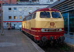 Die 218 105-5 (92 80 1218 105-5 D-NESA) der NeSA Eisenbahn-Betriebsgesellschaft Neckar-Schwarzwald-Alb mbH (Rottweil), in den, TEE-Farben purpurrot/beige.