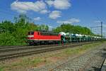 Mit reichlich Fantasie hat die Firma Triangula der Lokomotive 140 808 eine orientrote Lackierung verpasst, die an die Ausf�hrung der DR an einigen Lokomotiven der Baureihe 232 erinnert.
