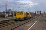 746 001 entstammt einer gr��eren Serie neuer Gleisarbeitsfahrzeuge (GAF), die seit einigen Jahren von DB Netz beschafft werden. Am 18.02.2020 fuhr das Fahrzeug durch den Oberhausener Hauptbahnhof.