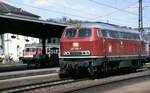 217 020-7 und im Hintergrund ein 614 in Regensburg am 15.05.1982.