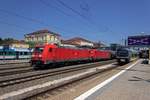 Die beiden DB-TRAXX 185 256 und 185 341 durchfahren mit einem Ganzzug aus Kesselwagen Regensburg, w�hrend rechts 440 404 von agilis am Bahnsteig steht.