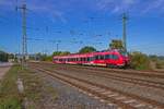 Eine RB22 mit dem Triebwagen 442 125 erreicht am 13.10.2020 den Bahnhof Saarmund.