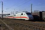 Ein ICE 1 in Form von 401 005 durchf�hrt am 10.03.25 Saarmund in Richtung Berlin.