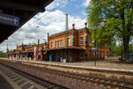 Hundertwasser-Bahnhof Uelzen und das Empfangsgebude von der Gleisseite (Gleis 103) am 14.05.2022.

Der Bahnhof Uelzen ist ein Kreuzungsbahnhof in Uelzen am Ostrand der Lneburger Heide im Nordosten Niedersachsens. Das ursprngliche Empfangsgebude wurde im Zuge eines Expo 2000-Projektes nach den Plnen des sterreichischen Knstlers Friedensreich Hundertwasser (Wien) umgebaut. Der Bahnhof wird als „Umwelt- und Kulturbahnhof“ unter dem Namen Hundertwasser-Bahnhof Uelzen vermarktet und ist heute eine Touristenattraktion der Stadt. 

Leider hat auch hier die Corona Pandemie ihre Spuren hiterlassen, als wir 2003 dort waren war es ein sehr lebendiger Bahnhof.