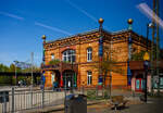 Der Hundertwasser-Bahnhof Uelzen und das Empfangsgeb�ude am 23 April 2026 aus einem ICE heraus.

Der Bahnhof Uelzen ist ein Kreuzungsbahnhof in Uelzen am Ostrand der L�neburger Heide im Nordosten Niedersachsens. Das urspr�ngliche Empfangsgeb�ude wurde im Zuge eines Expo 2000-Projektes nach den Pl�nen des �sterreichischen K�nstlers Friedensreich Hundertwasser (Wien) umgebaut. Der Bahnhof wird als „Umwelt- und Kulturbahnhof“ unter dem Namen Hundertwasser-Bahnhof Uelzen vermarktet und ist heute eine Touristenattraktion der Stadt.