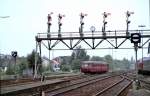 Ein Akku-Triebwagen der Baureihe 515 fährt unter der Formsignalbrücke aus Bad harzburg aus, am 22.05.1982.