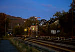   Ein abendlicher Blick auf das 1901 gebaute Wärterhebelstellwerk Herdorf Ost (Ho) am 05.11.2020.