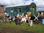 Bauwagen mit Eisenbahnschildern dekoriert im S�chsischen Eisenbahnmuseum in Chemnitz am 19.04.2017.