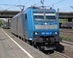 185 514-7 bei der Durchfahrt im Bahnhof Hamburg-Harburg gru an den Tf.(05.05.2011)