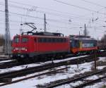 140 857-4 mit einer berfhrung nach Schweden bei der Einfahrt im Bahnhof Rostock-Seehafen.11.03.07