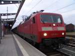 120 101-1 mit IC2379 von Stralsund Richtung Hannover Hbf kurz vor der Ausfahrt im Rostocker Hbf.(19.02.2011)