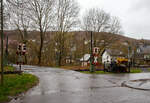 Bahnübergang (BÜ) bei km 85,8 an der Hellertalbahn KBS 462 beim Hp Grünebach Ort am 01.04.2023.