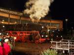 Die 01 0509-8 der UEF rollt langsam von der Drehscheibe in den Schuppen in der Nachtfotoparade beim 7.
