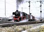 41 360 Öl mit gemischtem Güterzug mit: Pwghs 054; Hbis 442 Flachwagen mit Heeresfeldbahnlok als Ladegut; F-z 120 Muldenkippwagen; Ghkls 203 (Ged.Güterwagen); Fc 690 (Selbstentladewagen); Ihs 377 Kühlwagen; Tbis 871 Schiebewandwagen bei der Jubiläumsparade 150 Jahre Deutsche Eisenbahn in Nürnberg am 14.09.1985.