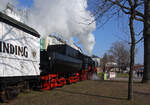 Fahrtag der Historische Eisenbahn Frankfurt e.V. auf der Frankfurter Hafenbahn am Mainufer am 30.01.2011 mit der HEF 52 4867 (90 80 0052 867-3 D-HEF), ex GKB 152.4867 (Graz-Köflacher Eisenbahn- und Bergbaugesellschaft), ex ÖBB 152.4867, ex DRB 52 4867.

Historische Dampflokomotiven im direkten Schatten von Hochhäusern. Das gibt es nur in Frankfurt am Main!  Die Historische Eisenbahn Frankfurt betreibt in Kooperation mit der städtischen Hafenbahngesellschaft (HFM) eine in Deutschland einmalige Museumseisenbahnstrecke am Frankfurter Mainufer. Abfahrt ist am Eisernen Steg, nur wenige hundert Meter vom Frankfurter Römer entfernt. Die Fahrt führt Sie von dort abwechselnd mitten durch die Parkanlagen am Mainkai zum Stellwerk Mainkur (Rundfahrt Osthafen) oder in die andere Richtung als  Straßenbahn  durch die Speicherstraße zum Übergabebahnhof Frankfurt Griesheim (Rundfahrt Westhafen). Hoffentlich sind auch diese Fahrten bald wieder machbar.
