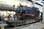 99 716 vom Öchsle auf eine Schmalspurtransportwagen auf dem Weg ins Ausbesserungswerk Meiningen und Zwischenhalt bei einer Ausstellung in Stuttgart am 22.10.1995.