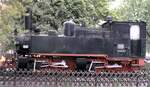 99 637 eine Baden-Württemberg Tssd, Schwestermaschine des Öchsle 99 633, auf Denkmalsockel in Bad Buchau im Juni 1980.
