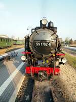 99 1762-6 setzt sich in Radebeul an den Zug am 12.04.2016.