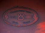 Fabrikschild der Waggon Union GmbH. Werk Siegen (1978, Fabriknummer 110656) an dem Drehgestell-Flachwagen mit verschiebbarem Planenverdeck und Lademulden für Coiltransporte, 31 80 4675 098-6 D-DB, der Gattung Shimmns-ttu 722, der DB Cargo AG am 19 Februar 2025 auf dem Rbf der KSW in Herdorf.