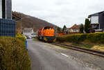 Die KSW 44 (92 80 1271 004-4 D-KSW) eine MaK G 1000 BB der KSW (Kreisbahn Siegen-Wittgenstein), mit einem leeren Coilzug vom Pfannenberg in Neunkirchen-Salchendorf kommend, am 22 März 2024 in Neunkirchen-Struthütten. So erreicht sie gleichdrauf den KSW-Rangierbahnhof in Herdorf, Betriebsstätte FGE -Freien Grunder Eisenbahn.

Die Lok 44 wurde 2003 unter der Fabriknummer 1001462 bei Vossloh gebaut und am 05.01.2004 an die SK - Siegener Kreisbahn GmbH geliefert, welche ab Ende 2004 nun als Kreisbahn Siegen-Wittgenstein (KSW) firmiert.