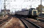 212 248-9 mit Silberlingen und Umbauwagen in Neustadt/Weinstrasse am 28.10.1983.