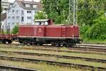 212 089-7 mit zwei Rungenwagen in Ulm am 20.05.2023.