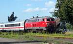 218 432-3 mit IC 2012  Allg�u  k�mpft sich mit einem heftigen Klang in Richtung S�den in V�hringen am 29.07.2021.