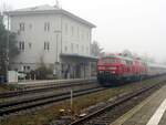 218 435-6 kommt mit einer weiteren 218 und dem IC Allgäu im Nebel durch Illertissen am 12.11.2021.