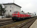218 414-1 und eine weitere 218 mit IC 2012 Allgäu in Illertissen am 17.12.2021.