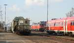 218 495-0 und 612 059 sowie Tragschnabelwagen von Ampiron mit Transformator beladen, in V�hringen am 08.03.2016.