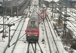 218 406-7 mit Doppelstockzug im Sandwich in Ulm am 07.12.2010.