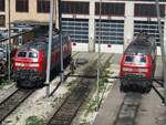 218 487-7 und 218 436-4 stehen frisch gewartet und geputzt vor der Halle in Ulm am 17.08.2014.