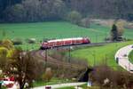 2x 218 mit Doppelstockzug im Sandwich bei Urspring am 20.04.2009.