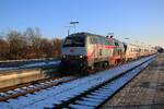 Am Nachmittag treft 218 497 mit der IC nach Westerland (Sylt) in Niebüll ein.
