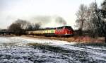 220 063-2 bei Braunschweig in Richtung Wolfenb�ttel am 14.02.1983.