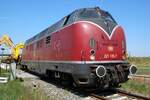 221 135-7 mit Bauzug in Vöhringen am 21.04.2007.