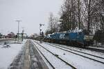 RDC DE 2700-07 schiebt, schmüztig und stark, ein RDC Autozug aus Niebüll nach Westerland (Sylt)  am 16 Februar 2026.