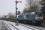 RDC DE 2700-07 schiebt, schmüztig und stark, ein RDC Autozug aus Niebüll nach Westerland (Sylt)  am 16 Februar 2026.
