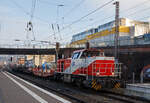 Die KSW 47 (92 80 1271 027-5 D-KSW), ex D 2 der HFM, eine Vossloh G 1000 BB der KSW (Kreisbahn Siegen-Wittgenstein), fährt am 15.12.2022 von Siegen-Ost kommend mit einem Walzenzug