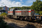 Die 271 022-6 „Charlotte“ (92 80 1271 022-6 D-KAF) eine Vossloh/MaK G 1000 BB der KAF Falkenhahn Bau AG. ex MRCE bzw. ex HGK DH 49, am 26 August 2025 mit einem mit Aushub beladenen Niederbordwagen-Zug (zweiachsiger Flachwagen NS Gattung Klmos 702 der Vermietungsfirma Railpro), bei der Baustelle im Bf Scheuerfeld/Sieg.

Die 271 022-6 „Charlotte“ wurde 2005 von Vossloh in Kiel unter der Fabriknummer 5001568 gebaut an die MRCE - Mitsui Rail Capital Europe B.V. geliefert. Zum 01.01.2021 wurde sie an die KAF Falkenhahn Bau AG verkauft.