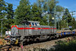 Die 271 022-6 „Charlotte“ (92 80 1271 022-6 D-KAF) eine Vossloh/MaK G 1000 BB der KAF Falkenhahn Bau AG. ex MRCE bzw. ex HGK DH 49, am 26 August 2025 mit einem mit Aushub beladenen Niederbordwagen-Zug (zweiachsiger Flachwagen NS Gattung Klmos 702 der Vermietungsfirma Railpro), bei der Baustelle im Bf Scheuerfeld/Sieg.

Die 271 022-6 „Charlotte“ wurde 2005 von Vossloh in Kiel unter der Fabriknummer 5001568 gebaut an die MRCE - Mitsui Rail Capital Europe B.V. geliefert. Zum 01.01.2021 wurde sie an die KAF Falkenhahn Bau AG verkauft.